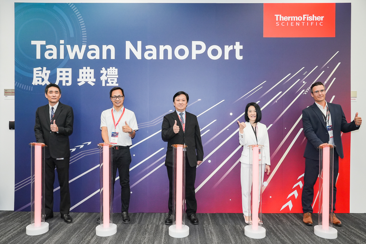 賽默飛世爾科技彭罡彥業務開發處長(左一)、新竹科學園區管理局劉育銘科長(左二)、台灣顯微鏡學會羅聖全理事長(中間)、賽默飛世爾科技台灣銷售柯伊玲總監(右二)、賽默飛世爾科技產品行銷Pierre-Yves, Guittet處長(右一)。 圖: 賽默飛世爾科技/提供