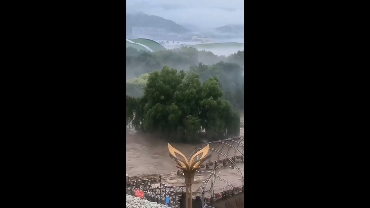 分隔中國與北韓的鴨綠江近期也傳出受到洪水侵襲的消息，河水水位上升直接淹過橋面。 圖：擷取自 @fang_danie121 X 分享影片