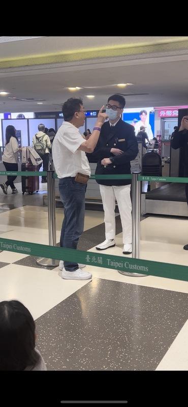 颱風過後不少航班延誤，旅客下機後卻等不到行李，現場將近5至600人以上坐在托運盤前卻沒有消息，期間有旅客因等了兩小時向桃機人員呵斥。 圖：林岑韋／攝