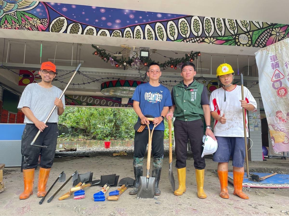 吳立森(右二)親自帶了鋤頭、耙子等工具到到桃源國中提供現場人員使用。 圖：高雄市教育局/提供