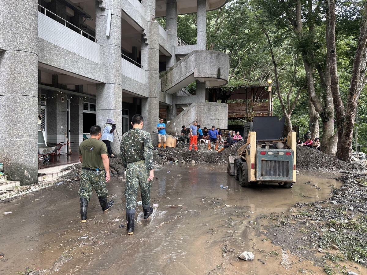 軍方重機具進場支援清理校園。 圖：高雄市教育局/提供