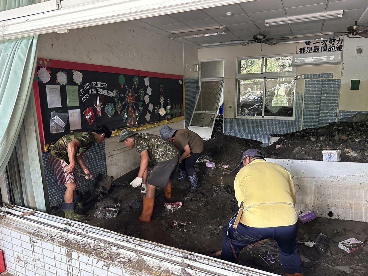 軍民聯手清理教室中的淤泥。 圖：高雄市教育局/提供