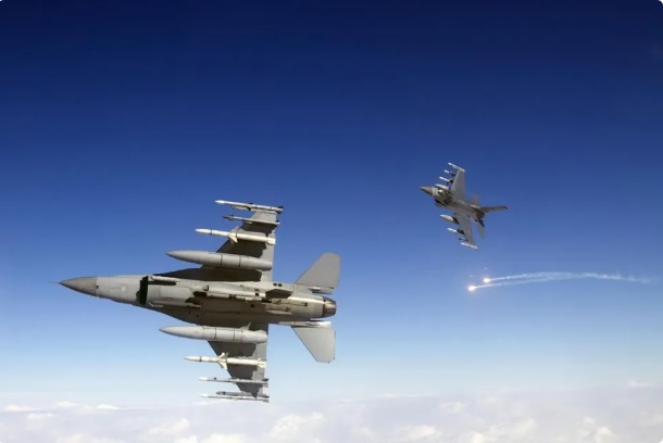 俄媒發出警告，稱如果有第三國提供軍事基地讓烏克蘭起降 F-16 ，該國就會成為俄羅斯導彈的打擊目標。圖為飛行的 F-16 戰機。 圖：翻攝自 雷姐的機械空間