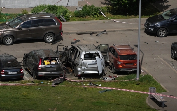 俄羅斯汽車爆炸案，車上男子雙腿因爆炸而斷裂，女子臉部受傷。男子身分為俄國情報部上校。 圖 : 翻攝自騰訊網/雷姊的機械空間