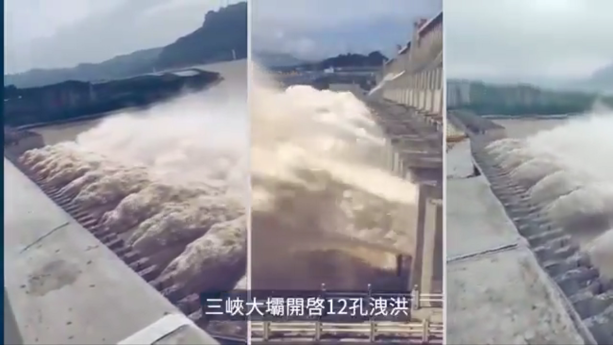 三峽大壩十一孔全開排水，每天洩出的水量相當於三百個西湖。 圖 : 翻攝自影片