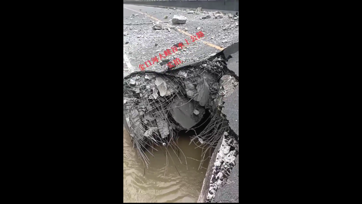在四川省金口河大峽谷水上公路的一處斷裂處，近日被發現露出疑似鋼線的結構，引發網友質疑。許多人質疑為何不是使用鋼筋，並認為這是典型的豆腐渣工程。 圖 : 翻攝自影片