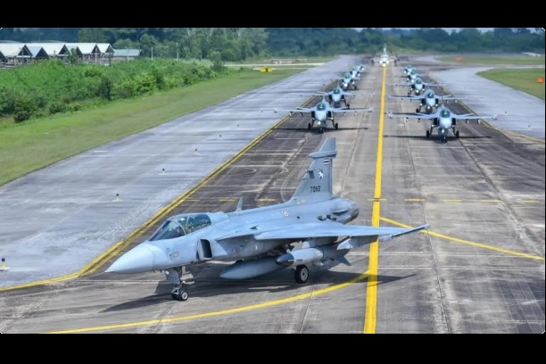泰國空軍在經過一番權衡後，選擇購買瑞典紳寶集團研發的 JAS 39 「獅鷲」戰鬥機。圖為 JAS 39 「獅鷲」戰鬥機與其配套的預警機。 圖：翻攝自 軍武次位面