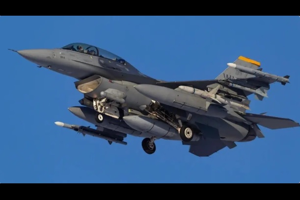 F-16V 原先也是泰國空軍的考慮目標，比起購買殲 -10CE 後還要額外購買一些配套設備，泰國空軍原先就有裝備 F-16 戰機，整體採購成本較低。 圖：翻攝自 軍武次位面