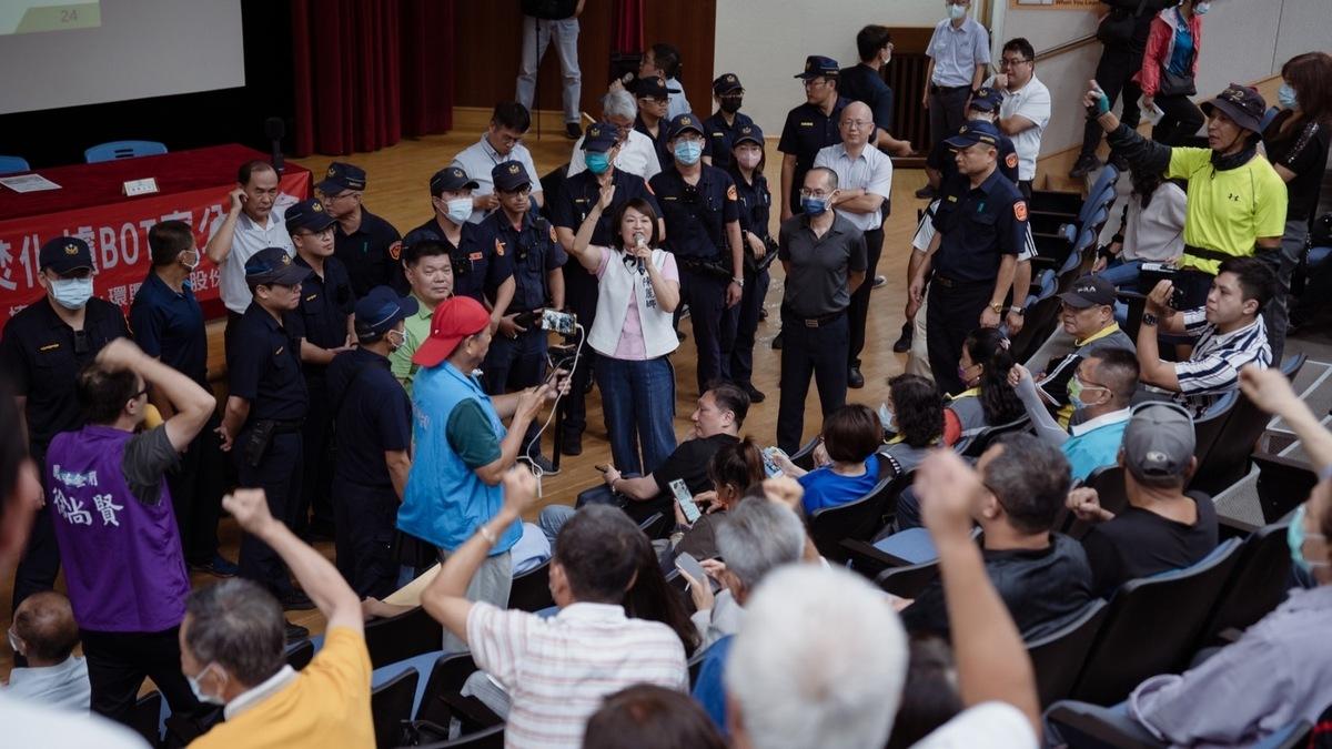 陳麗娜(中)痛批環保局推違法公聽會，堅稱沒有共識就沒有焚化爐。 圖：陳麗娜服務處/提供
