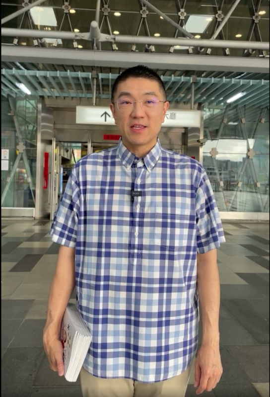 基隆市長謝國樑連續兩天前往基隆車站發放政策筆記本，折樑團體表示，依規定，台鐵不會出借場地給政治性活動，以維持行政中立，提醒謝國樑不要為了宣傳而知法犯法。 圖：翻攝自謝國樑臉書直播