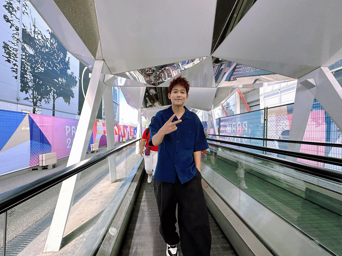 中國歌手蘇醒帶父母朝聖巴黎奧運。 圖：取自蘇醒微博