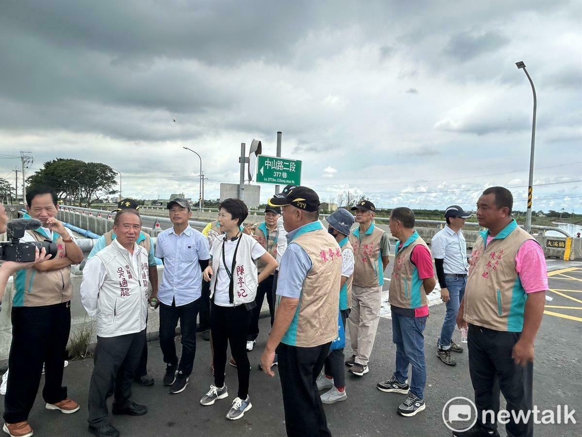 委陳亭妃連日來深入地方瞭解致災原因，今日再邀集水利署第六河川分署長謝明昌、南市水利局展開第二波會勘，針對如何加強提防功能？如何增加抽水站設置？如何調度臨時抽水機等問題來進行檢討，與第一線的里長、民眾實地瞭解引發淹水災情的原因。 圖：陳亭妃服務處提供
