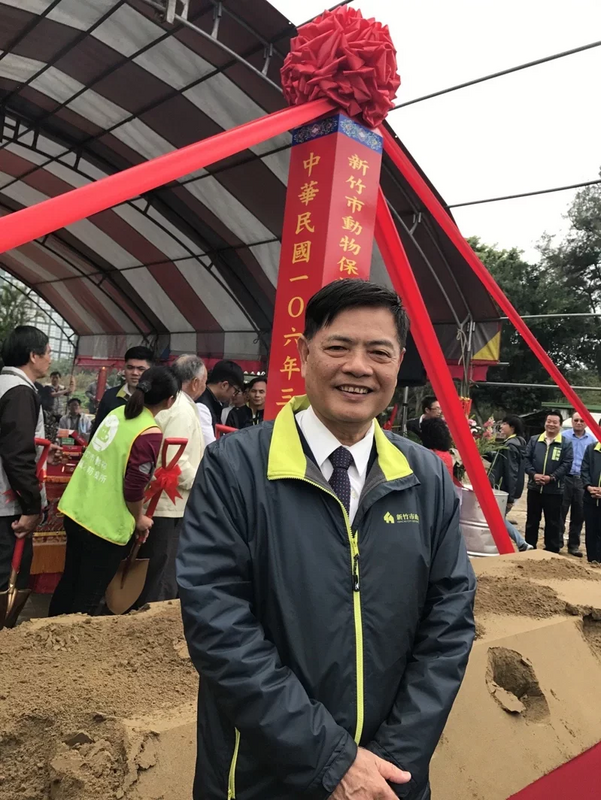 都市發展處處長翁義芳因身體健康因素向代理市長邱臣遠請辭。 圖：新竹市政府提供