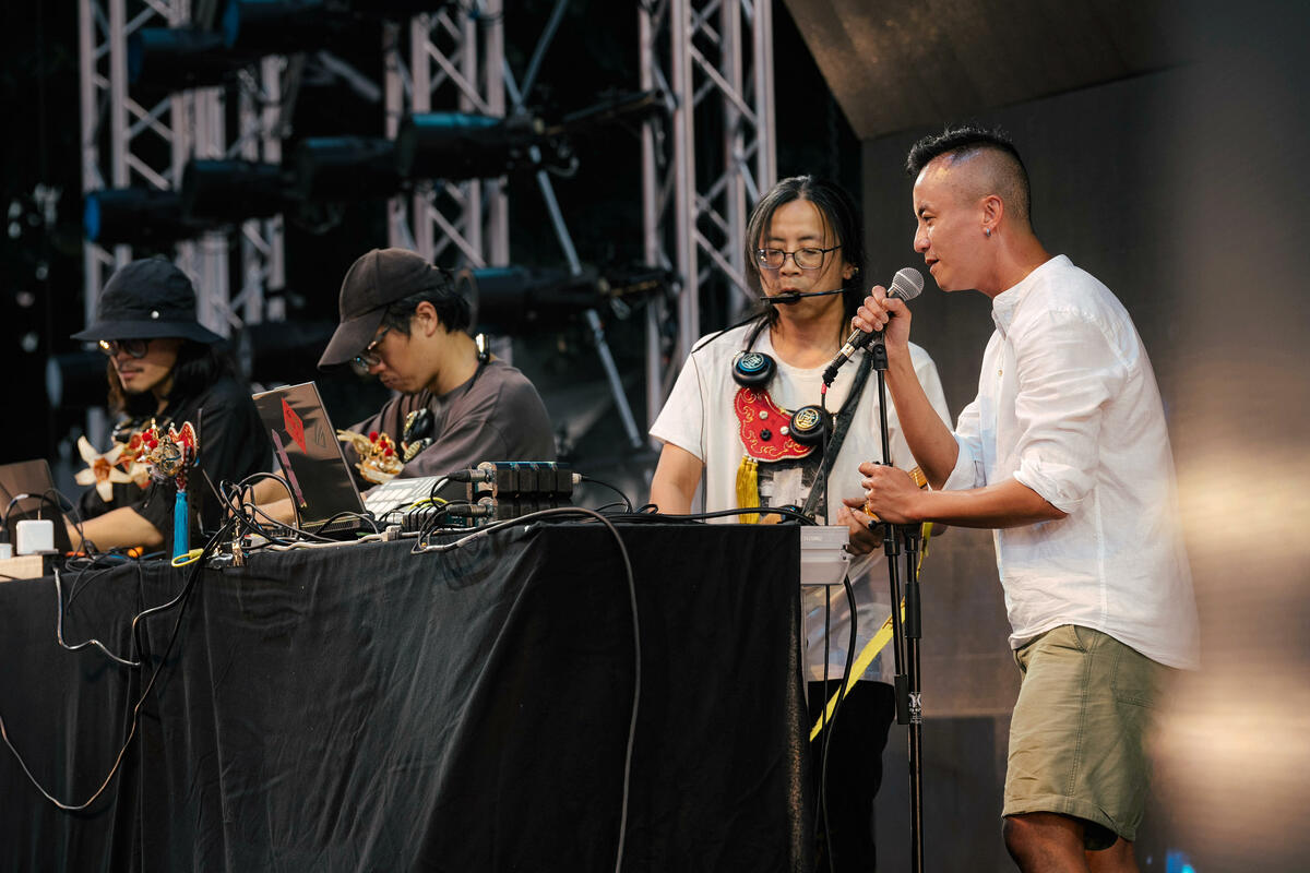 「戲曲新編」戲曲導演兆欣（左1）上台即興以京劇唱腔為人聲採樣，混入電音演出，為「三牲獻藝」節目帶來意外的彩蛋。 圖：文化部提供