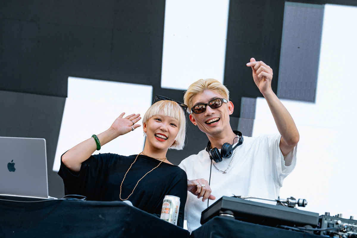 DJ_QuestionMark（右）與VJ_feiiic（左）於文化奧運台灣館最後一場演出，從容自在的與台下觀眾互動。 圖：文化部提供