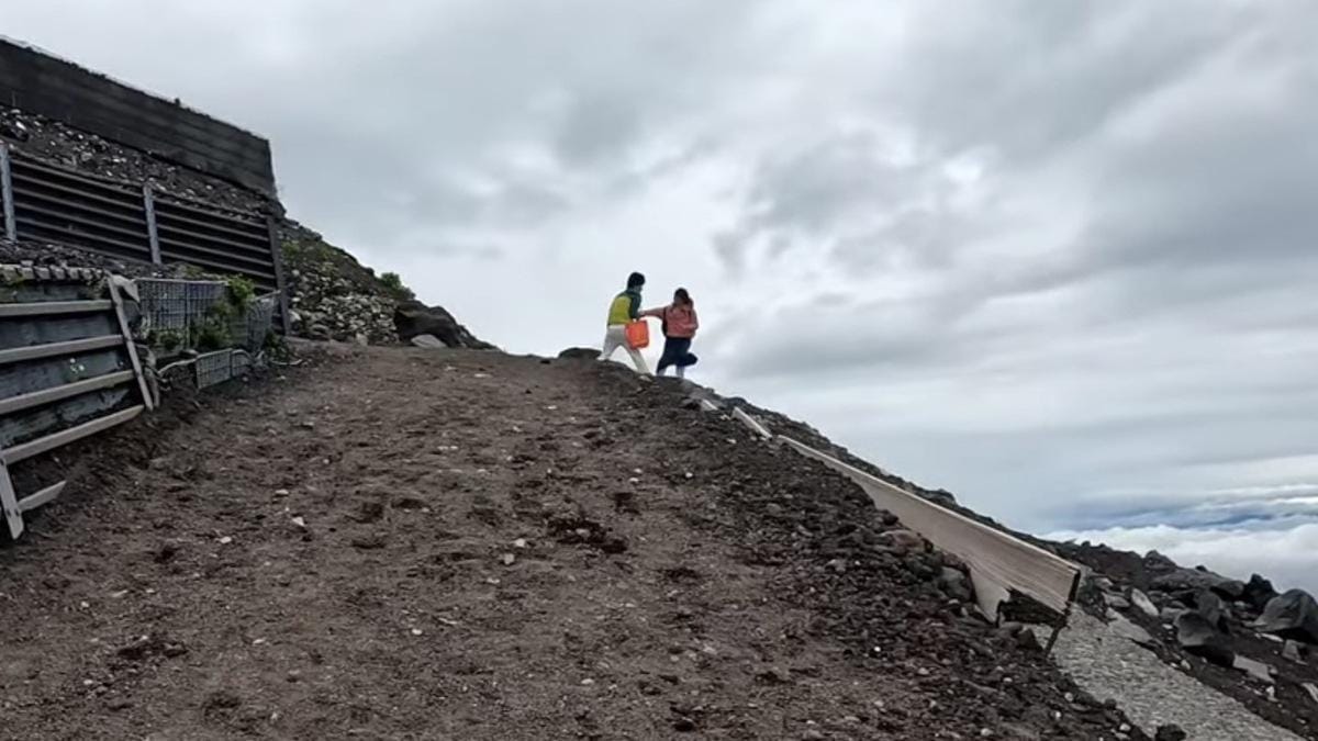 中國母子在富士山扭打在一起。 圖片翻攝：DuckHugh YOUTUBE頻道