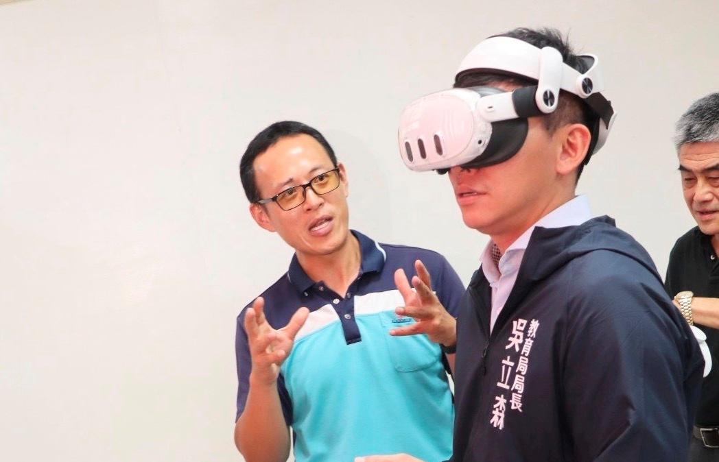 吳立森(中)以穿戴式VR形式體驗虛擬實境。 圖：高雄市教育局/提供