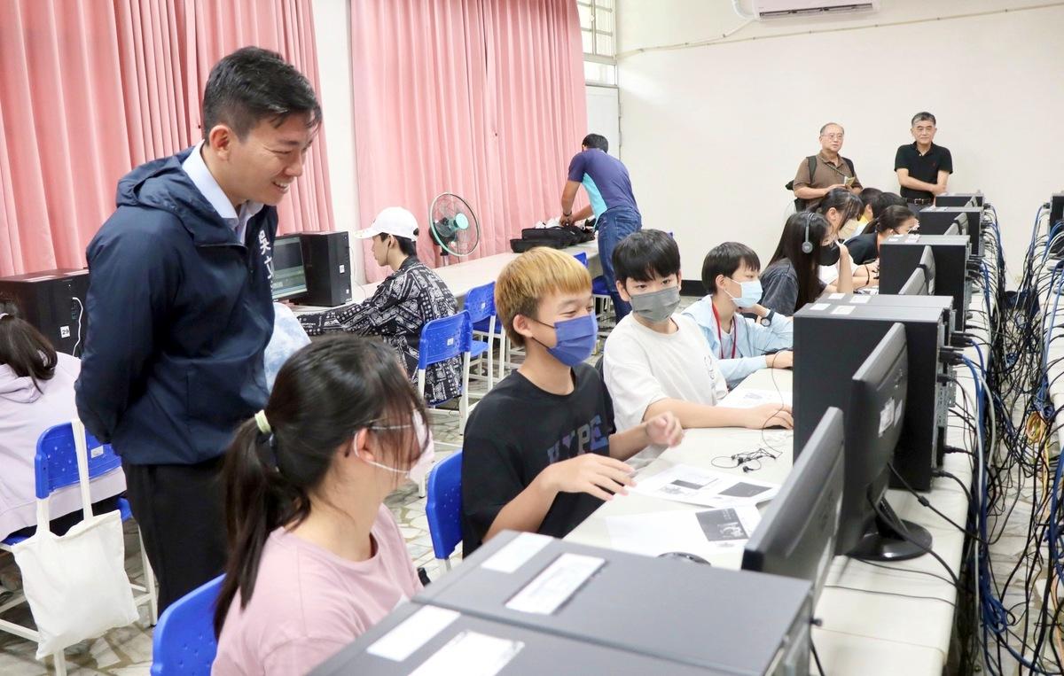 吳立森(左一)到場與學生互動學習。 圖：高雄市教育局/提供