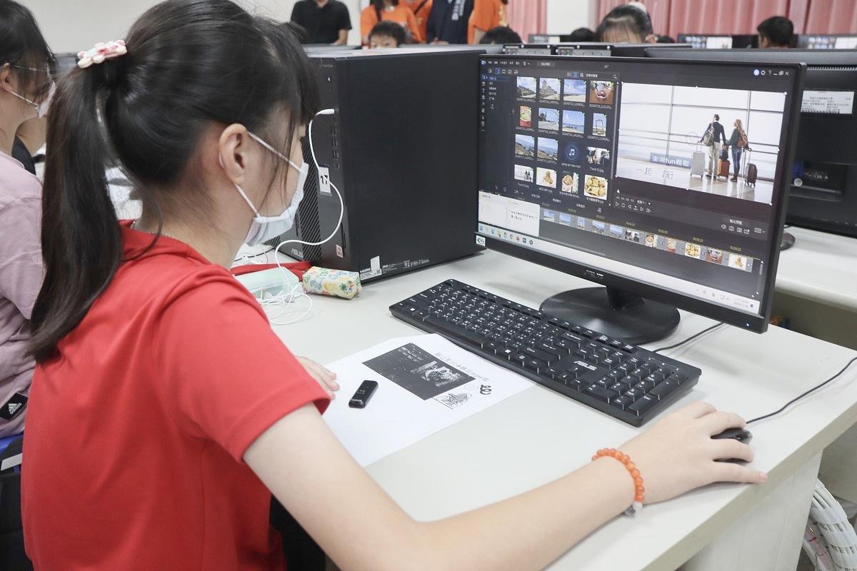 學生體驗實際使用影音剪輯軟體。 圖：高雄市教育局/提供