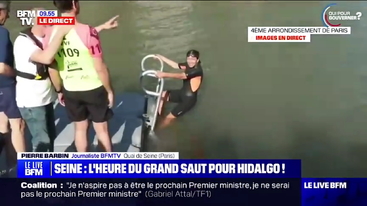 巴黎市長安妮·伊達爾戈（Anne Hidalgo）等人曾於 7 月 17 日在塞納河游泳，以展示塞納河水質的改善。 圖 : 翻攝自法國電視台畫面