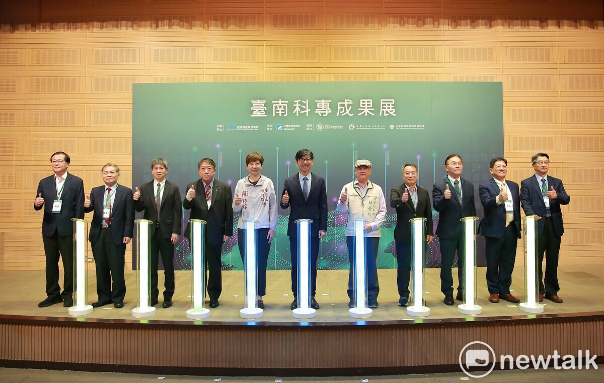經濟部於南台灣創新園區舉辦「台南科專成果展」，累計3年來，經濟部共輔導台南逾 400 家企業技術升級，創造產值近150億元。透過經濟部所屬研發法人，例如工研院、金屬中心及食品所等，協助台南中小企業、傳統產業淨零及數位雙軸轉型。本次活動共展出 13 項技術成果，吸引在地企業與台南市中小企業協進會、總工業會熱烈參與。 圖：工研院提供