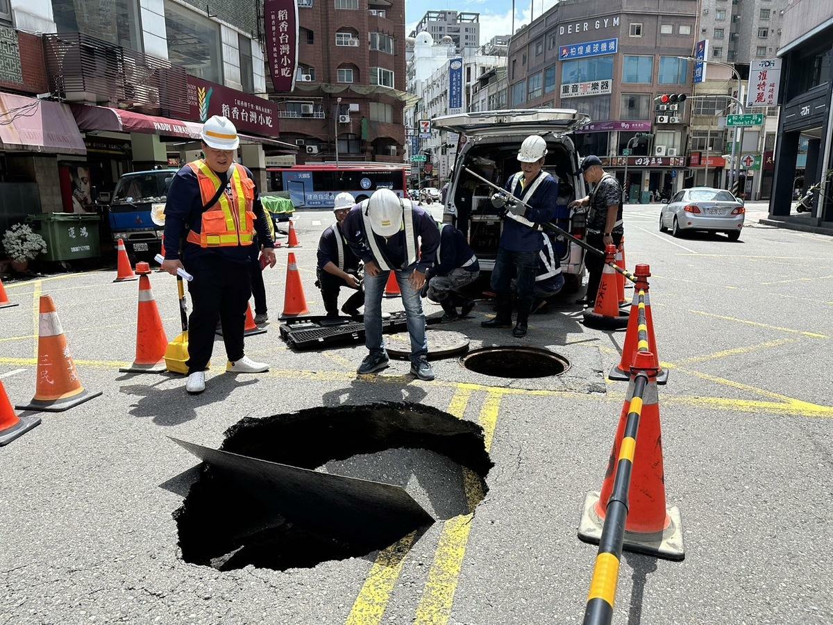 高雄市區六合路坑洞經灌漿回填修復。 圖：高雄市水利局/提供