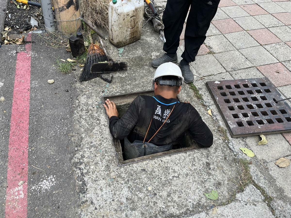工程人員下溝查看地面下狀況。 圖：高雄市水利局/提供