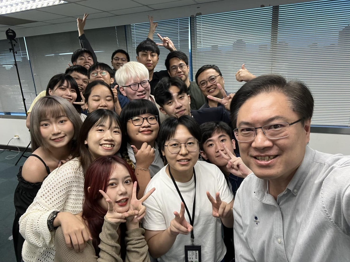 民進黨秘書長林右昌與中央黨部即將結業的實習生交流。 圖：翻攝自林右昌臉書