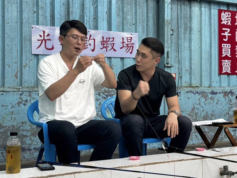 陳世軒在直播節目「蝦會事，蝦場瞧」第二集，與黃國昌談及是否會去新竹選舉的議題。 圖：新北市議員陳世軒提供