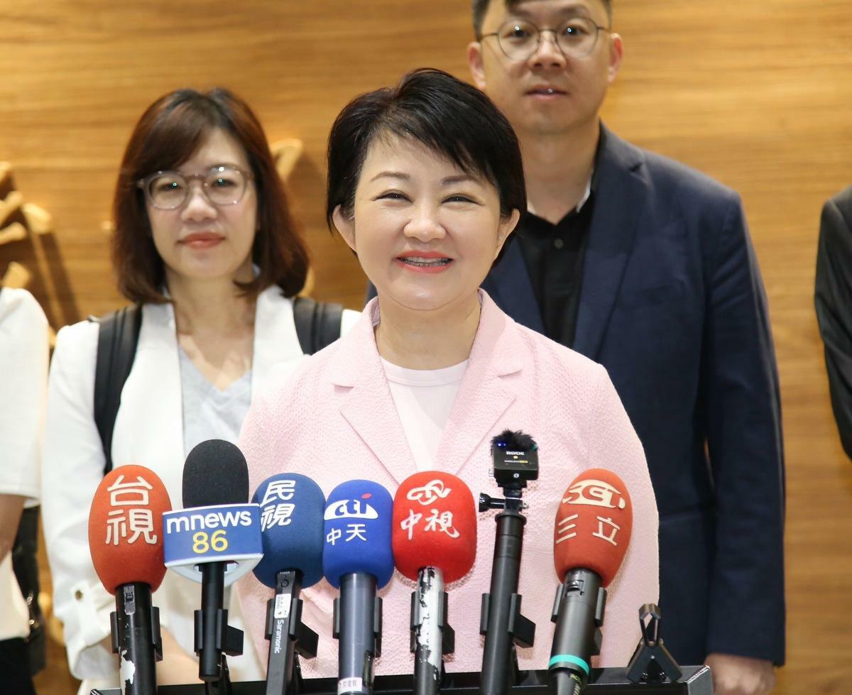 盧秀燕在機場受訪時被問到，一個星期往返台灣、美國累不累？盧秀燕說：「有一點點累了，不過還是很值得，為了城市，再累也心甘情願。」 圖：台中市政府/提供