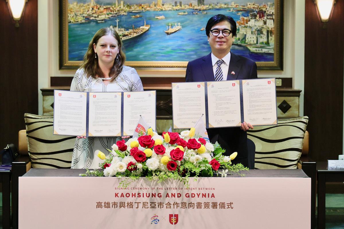 陳其邁(右)與科西奧雷克簽署城市合作意向書。 圖：高雄市行國處/提供