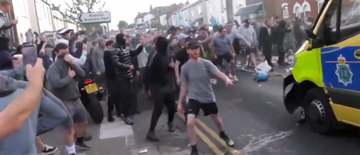 英國舞蹈學校發生青少年持刀砍人事件，而隨後的悼念活動卻引發大規模反移民抗議。 圖:翻攝自X/李老師不是你老師