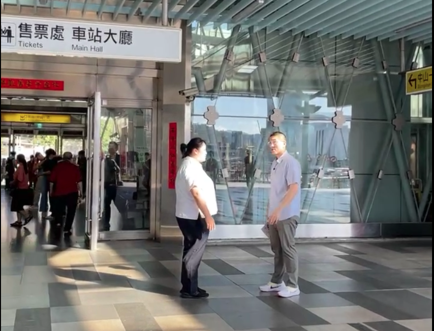 謝國樑前往基隆車站發放政策筆記本時遭到台鐵人員以「行政中立」為由進行驅趕。 圖：擷取自謝國樑臉書直播
