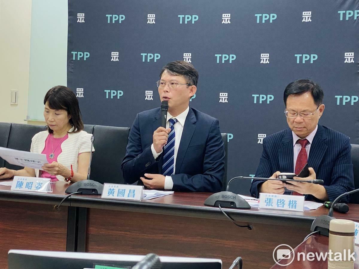 民眾黨團今（31）早臨時召開記者會回應時事，黨團總召黃國昌（中）、黨籍立委陳昭姿（左）、張啓楷（右）出席。 圖：周煊惠 / 攝