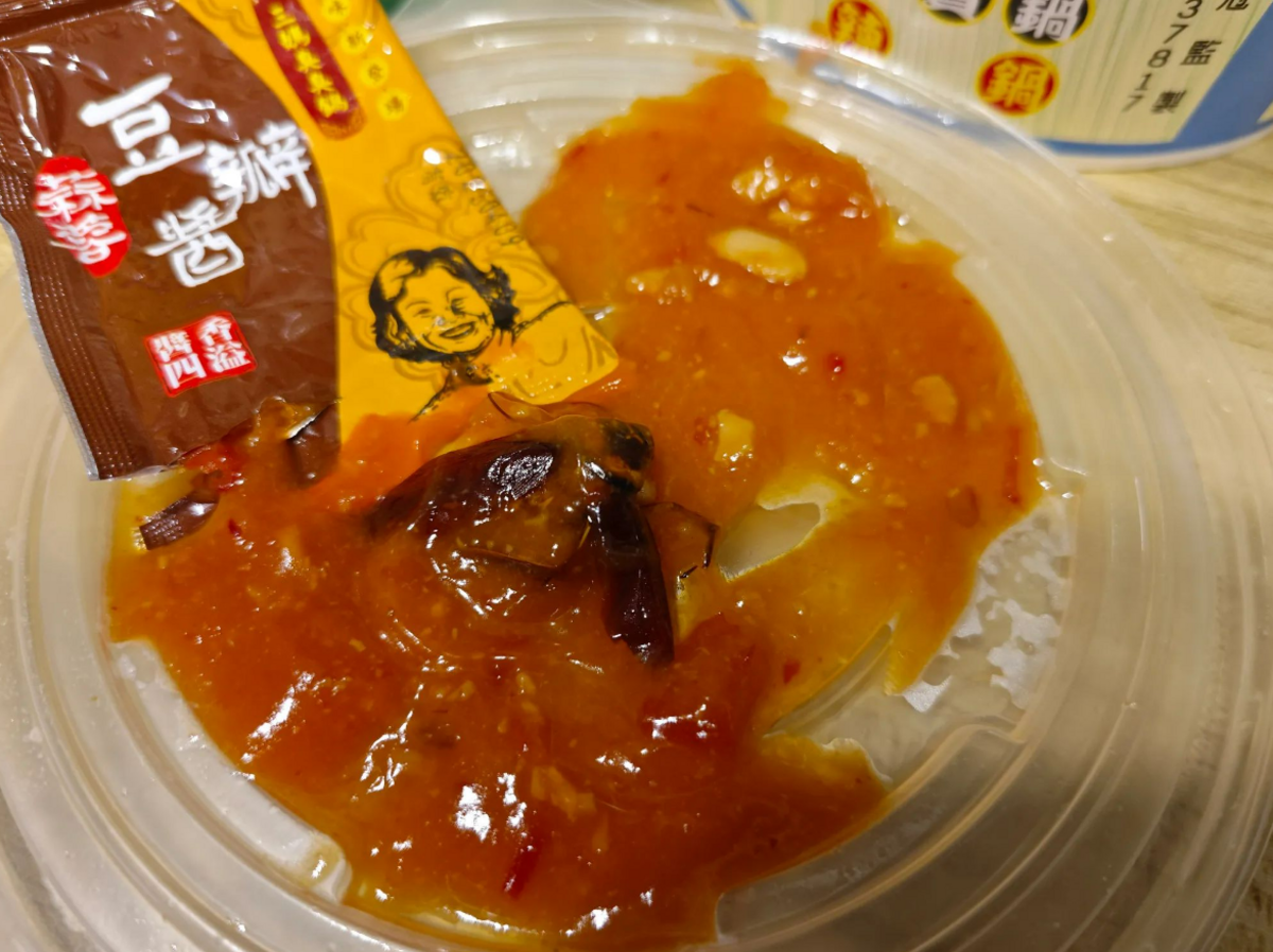 一名網友在社群平台Threads上發文，指出在三媽臭臭鍋的豆瓣醬中發現蟑螂，店員建議不使用醬料包繼續用餐。 圖：翻攝自mkens__Threads