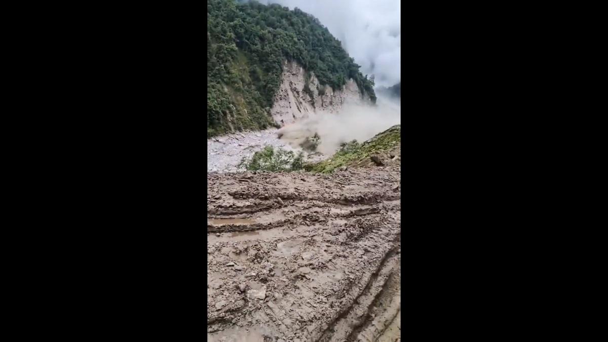 四川省甘孜藏族自治州近期爆發山洪，原先在乾涸的河道上施工的人員因通知及時成功逃難，沒有任何人傷亡。 圖：擷取自 @SoundOfHope_SOH X 分享影片