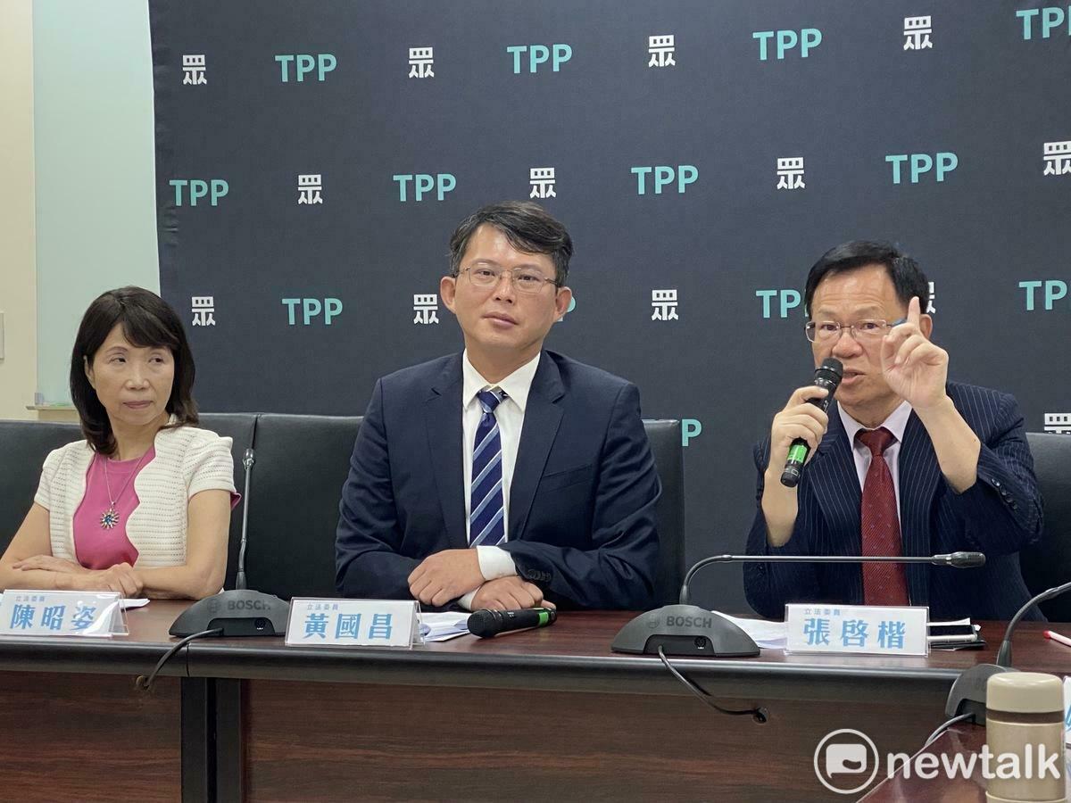 民眾黨團今早臨時召開記者會回應時事，黨團總召黃國昌（中）、黨籍立委陳昭姿（左）、張啓楷（右）出席。 圖：周煊惠 / 攝