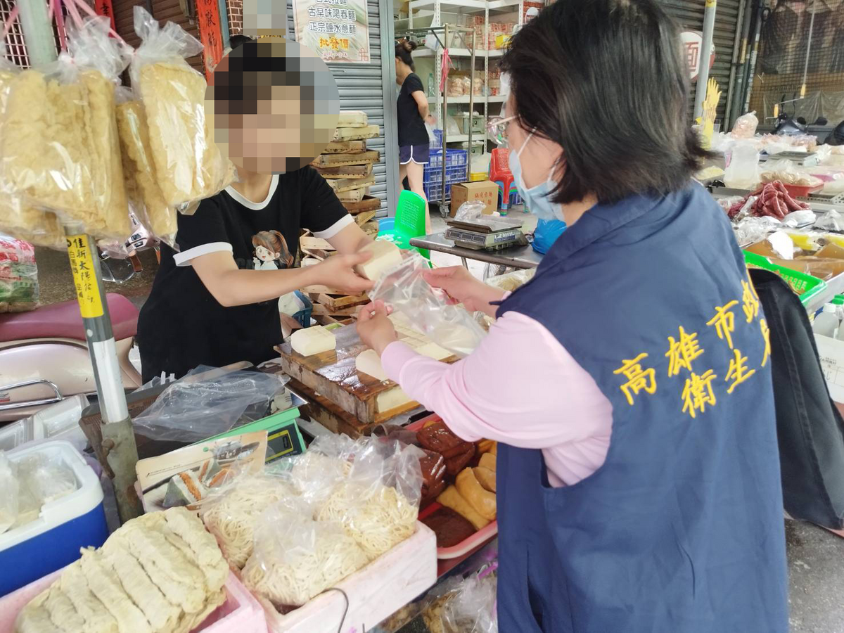 衛生局稽查人員至傳統市場抽驗豆製品。 圖：高雄市衛生局/提供