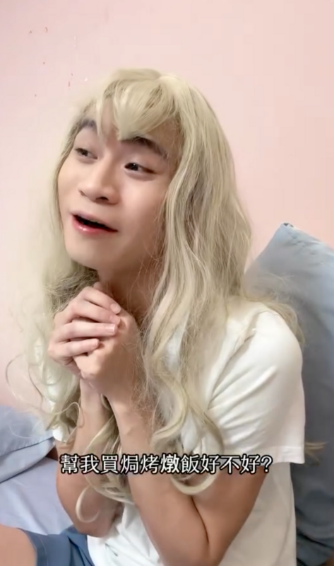Andy回到過去跟家寧的租屋處拍攝「情侶日常短片」，然而卻不是跟家寧一起拍，而是自己一人分飾兩角。 圖：翻攝自Andy老師IG