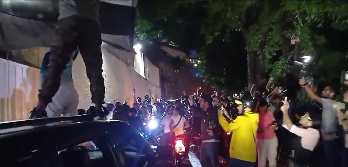 委內瑞拉當地反對派領袖躲進阿根廷大使館，並遭到軍警包圍。對此，當地民眾自發性守在大使館周圍。 圖:翻攝自 川和koi iok ！境外愛❤️習❤️勢力 x