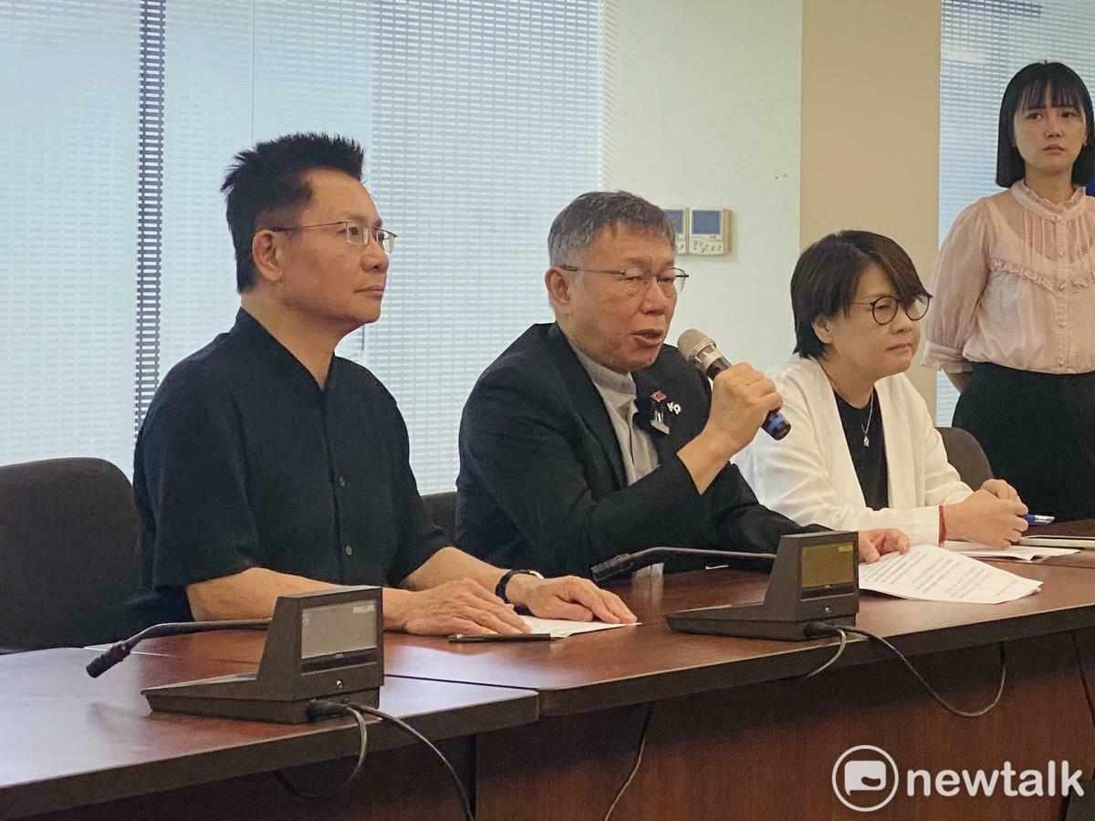 民眾黨今天臨時下午新增黨主席柯文哲（中）接受時事媒體聯訪行程，黨團副總召黃珊珊（右）、幹事長吳春城（左）也出席。 圖：周煊惠 / 攝
