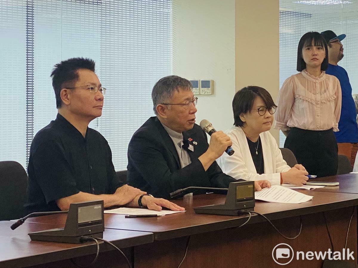 民眾黨今天臨時下午新增黨主席柯文哲（中）接受時事媒體聯訪行程，黨團副總召黃珊珊（右）、幹事長吳春城（左）出席。 圖：周煊惠 / 攝