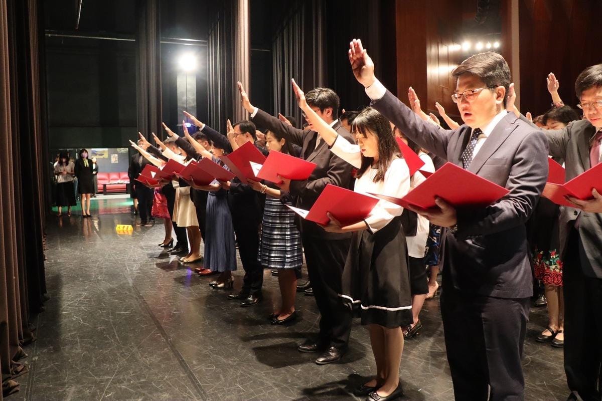高雄市高中以下學校113學年度新卸任校長布達暨交接。 圖：高雄市教育局/提供
