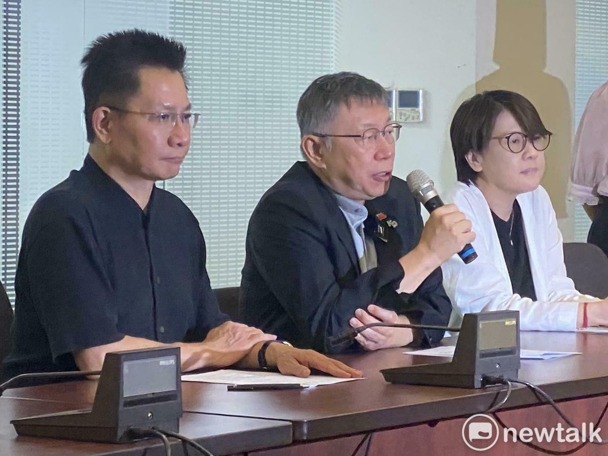 民眾黨今天臨時下午新增黨主席柯文哲（中）接受時事媒體聯訪行程，黨團副總召黃珊珊（右）、幹事長吳春城（左）出席。 圖：周煊惠 / 攝