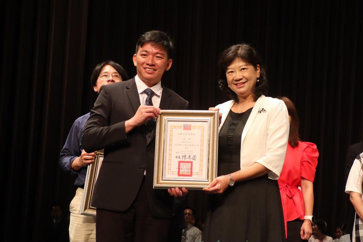 高市教育局長吳立森(左)頒發聘書給林淑芳。 圖：高雄市教育局/提供