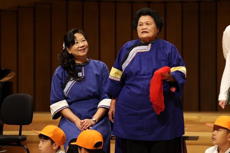 林淑芳(左)用心練習客語，並參與客語戲劇表演。 圖：高雄市教育局/提供