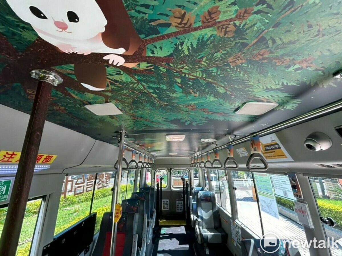 車頂的白面鼯鼠可愛迎賓及以紅檜結合手拉桿，充滿巧思。 圖：唐復年/攝