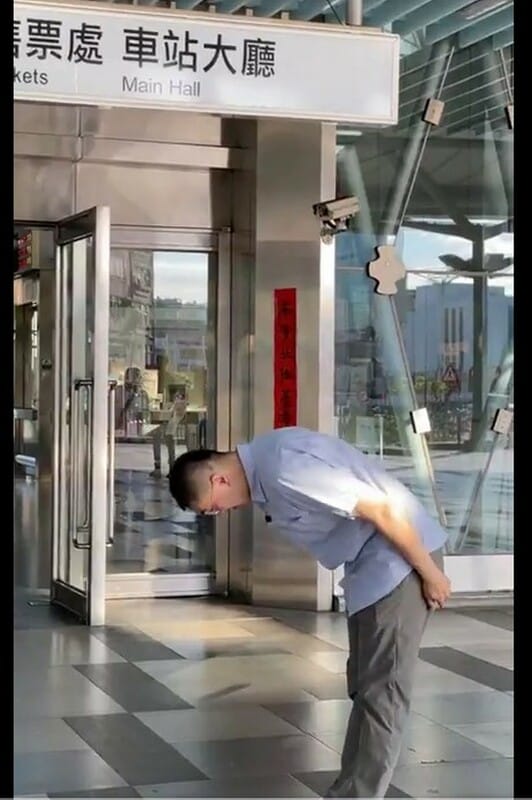 謝國樑這幾天早上7點就到基隆火車站，向通勤族鞠躬道早安，問民眾「早餐吃什麼？有沒有刷牙？」遭諷像是在「洗門風」。 圖：擷自謝國樑臉書直播（資料照）。
