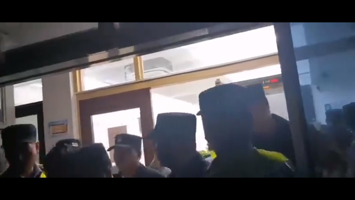 許多警察聚集在上海市信訪局的門口，阻止民眾維權上訪。 圖：擷取自 @whyyoutouzhele X 分享影片