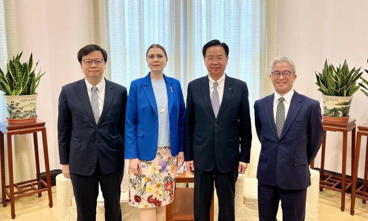 國安會秘書長吳釗燮接見立陶宛國會友台小組副主席莎卡琳恩（Dovilė Šakalienė）。 圖：國安會提供